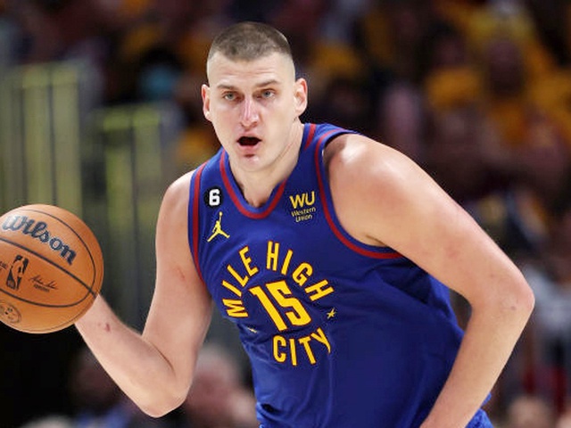 Nikola Jokic cán nhiều mốc lịch sử, sánh vai với các huyền thoại ngay trận NBA Finals đầu tiên