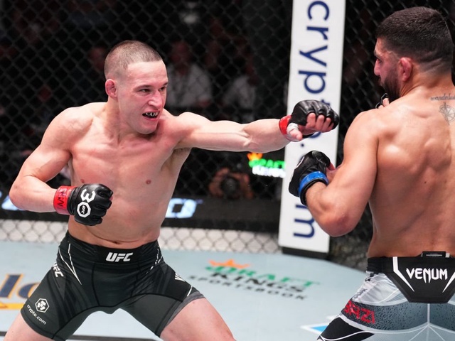 Giám định UFC lại gây tranh cãi khi để xử thua Kai Kara-France trước Amir Albazi