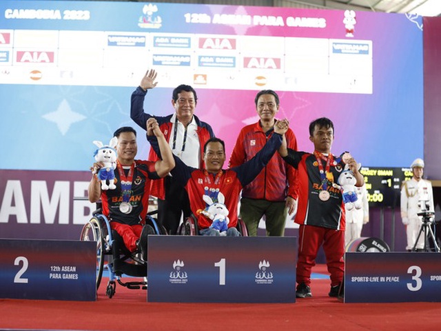 Nhà vô địch Paralympic Lê Văn Công vô đối, giành 2 HCV cử tạ ASEAN Para Games 2023