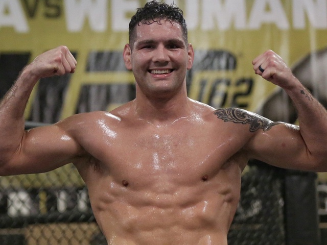 UFC 292: Cựu vương Chris Weidman trở lại sàn đấu ở tuổi 38 sau cú gãy chân