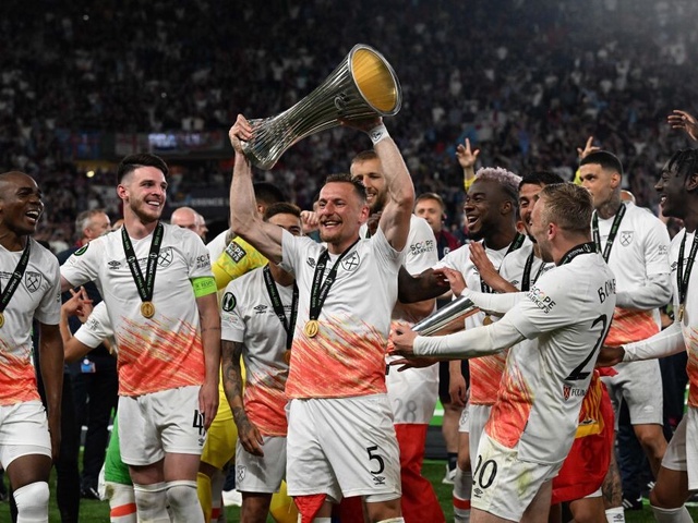West Ham đoạt cúp châu Âu sau 58 năm dù suýt… xuống hạng