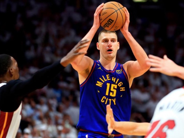 Nikola Jokic và Murray cùng có triple-double 30 điểm, Denver dẫn trước 2-1 tại NBA Finals
