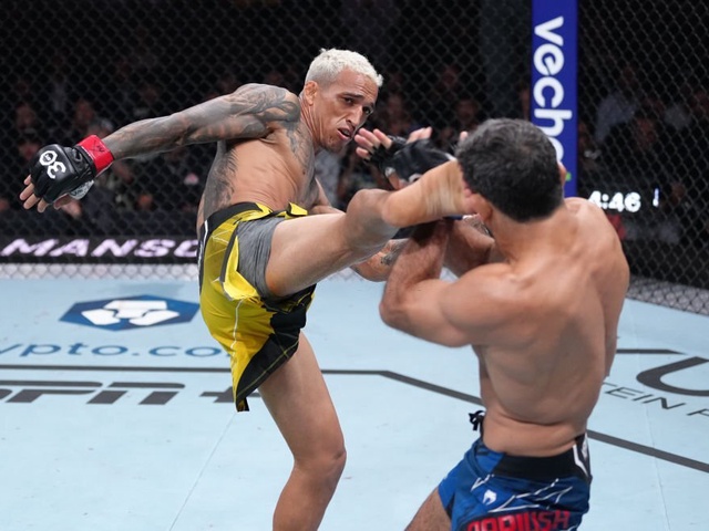 UFC 289: Cựu vương Charles Oliveira trở lại ngoạn mục, knockout Beneil Dariush ngay hiệp 1