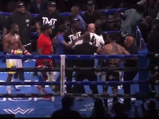 Floyd Mayweather Jr loạn đả với cháu trai trùm mafia trên sàn Boxing