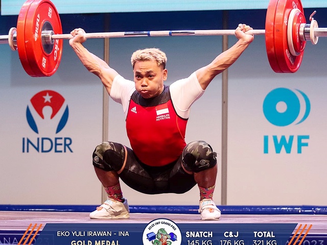 Tượng đài Eko Yuli tái hiện kỷ lục SEA Games 32 của Trần Minh Trí tại giải cử tạ thế giới