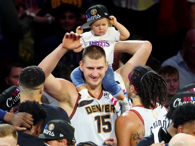 Khoảnh khắc ăn mừng vô địch NBA hài hước của Nikola Jokic, liên tục đòi… đi về nhà
