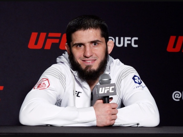 Islam Makhachev chế nhạo chiếc đai BMF trong trận Poirier vs. Gaethje tại UFC 290