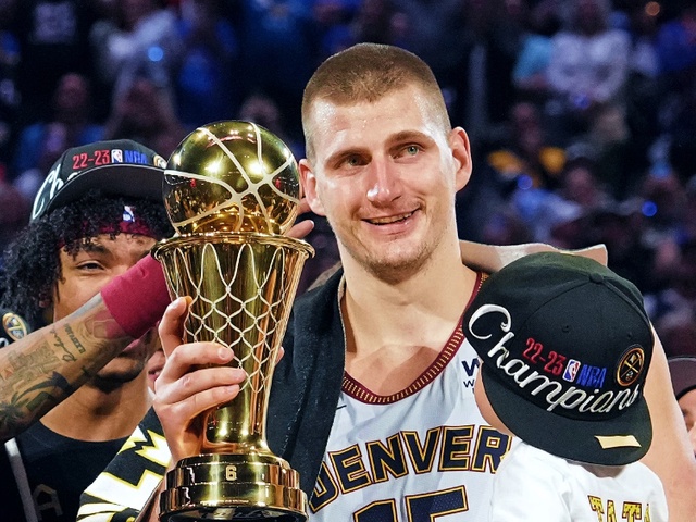 Nikola Jokic tiếp tục tấu hài, thất lạc cúp NBA Finals MVP sau khi vô địch
