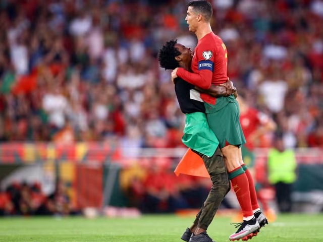 CĐV Bồ Đào Nha lao vào sân nhấc bổng Ronaldo và ăn mừng… Siuuu