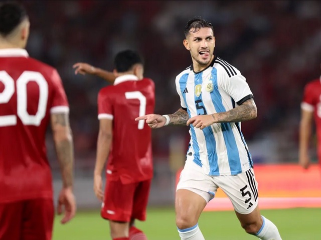 Cầu thủ 18 tuổi của Argentina lừa qua thủ môn Indonesia vẫn không thể ghi bàn