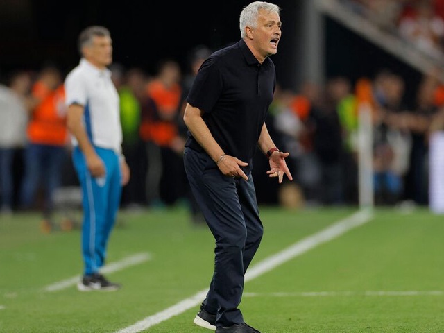 Jose Mourinho bị phạt nặng sau khi xúc phạm trọng tài