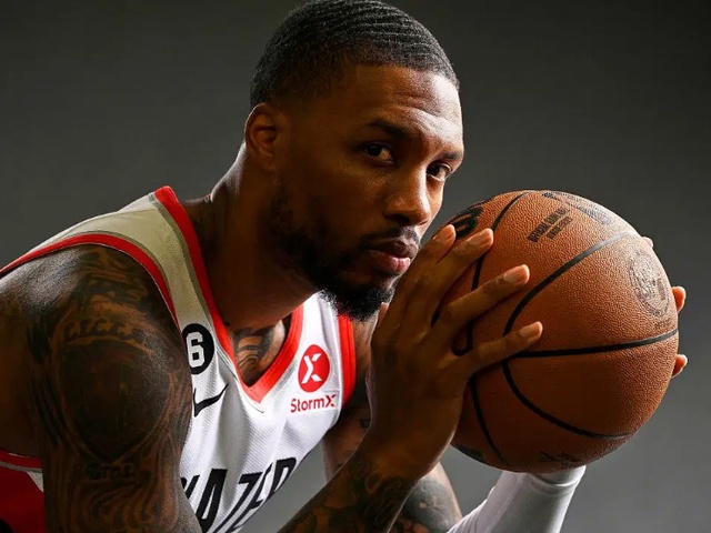 Bị CĐV chỉ trích khi đòi rời khỏi Portland, Damian Lillard đáp trả ra sao?