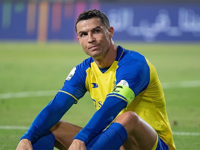 Cristiano Ronaldo lần đầu tiên vắng mặt trong Top 10 tiền đạo xuất sắc nhất năm