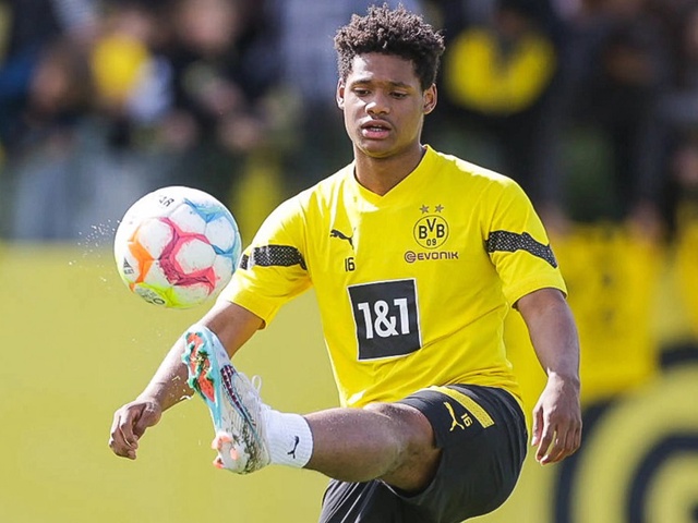 Dortmund không ký lại với Sancho vì tin vào cầu thủ… 17 tuổi