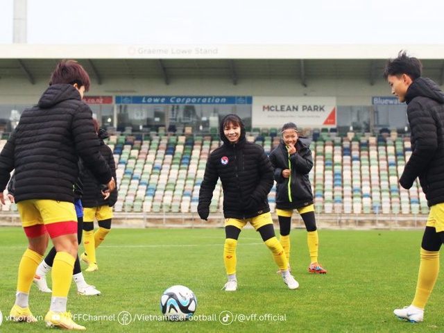 Các tuyển thủ nữ Việt Nam đang rất năng động bất chấp mưa lạnh ở New Zealand