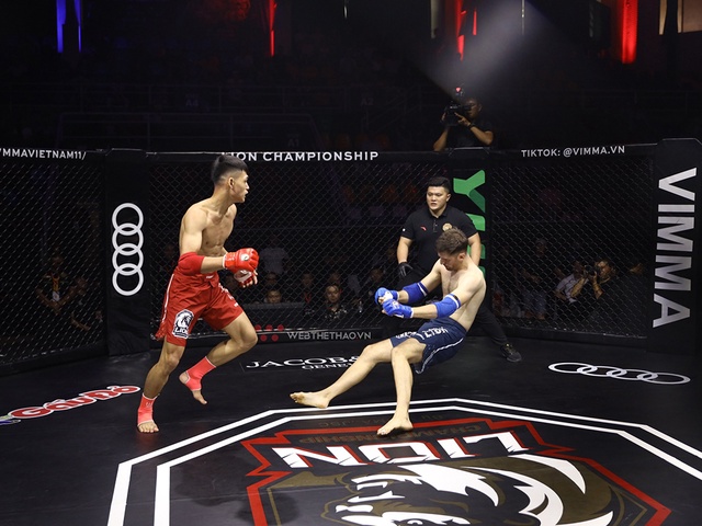 Võ sĩ Thanh Hóa tung cú knockout chớp nhoáng đối thủ người Anh tại LION Championship 07