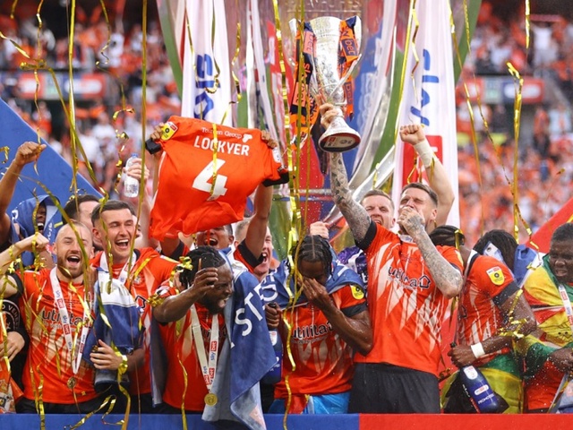 Tân binh Ngoại hạng Anh gây sốc với giá vé đắt đỏ và tăng chóng mặt