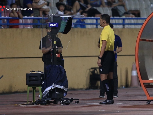 VAR lần đầu áp dụng ở V.League: Có quá cồng kềnh?