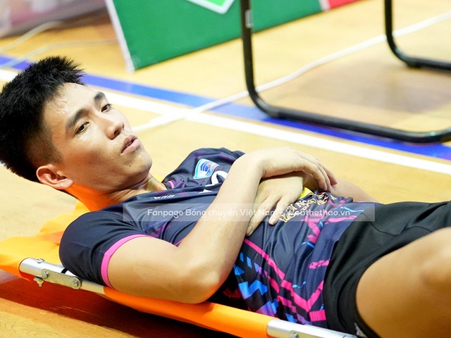 Tài năng trẻ bóng chuyền Đà Nẵng rời sân bằng cáng trong ngày mở màn vòng II giải VĐQG