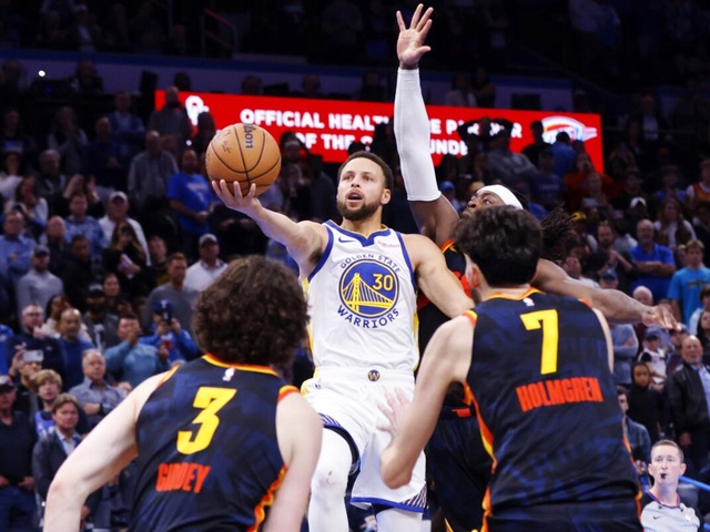 Stephen Curry ghi điểm game-winner, Golden State Warriors thắng trận trong tranh cãi