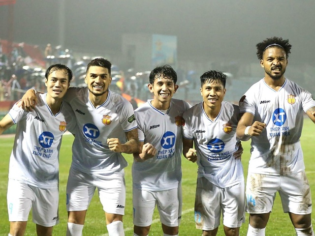 Văn Toàn vừa ghi bàn vừa kiến tạo, Nam Định xây chắc ngôi đầu bảng V.League