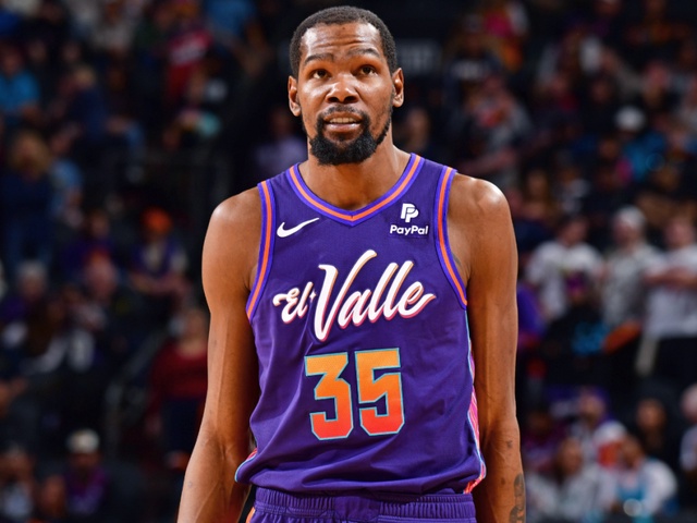 Kevin Durant đáp trả tin đồn lục đục với Phoenix Suns bằng triple-double 16 kiến tạo