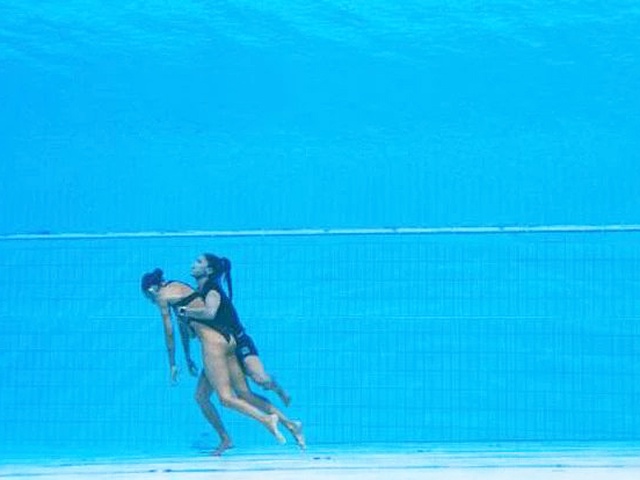 Nữ VĐV bơi nghệ thuật bị ngất, chìm xuống đáy bể tại giải vô địch thế giới