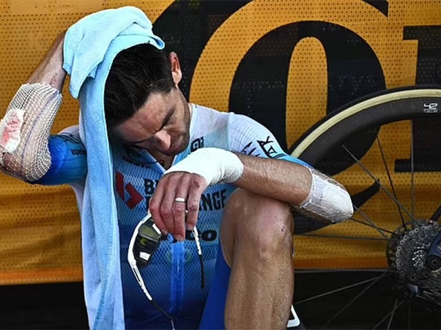 Kết quả xe đạp Tour de France 23/7: Tay đua kỳ cựu bị môtô dẫn đường ép tông xe hơi