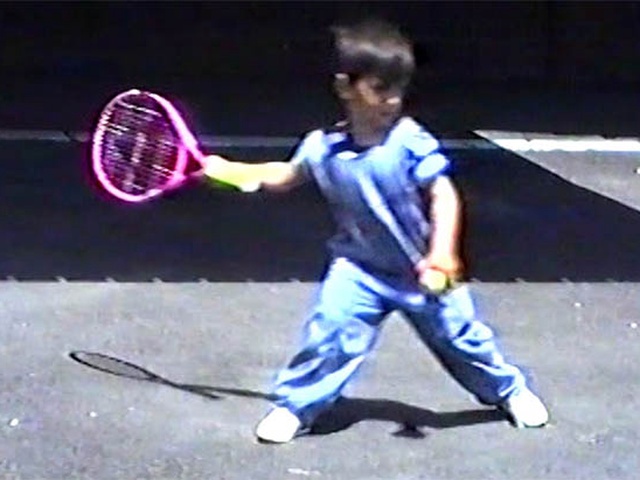 Vô địch Wimbledon lần thứ 7: Djokovic khởi đầu với chiếc vợt tennis màu hồng, vì sao?