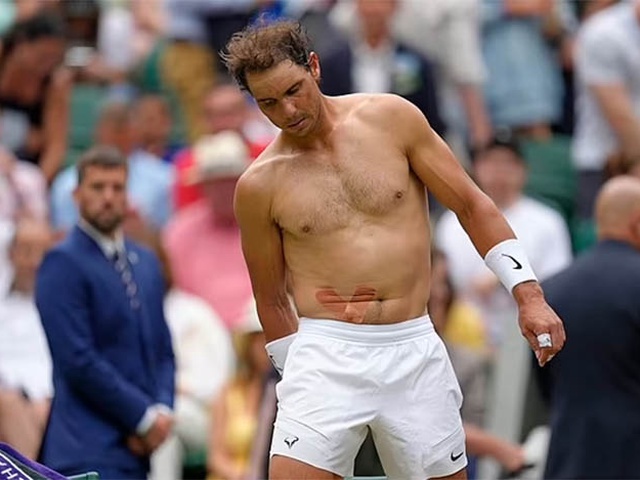 Có động tác lạ trên khán đài giải tennis Wimbledon 2022: Cha Nadal khuyên con bỏ cuộc?