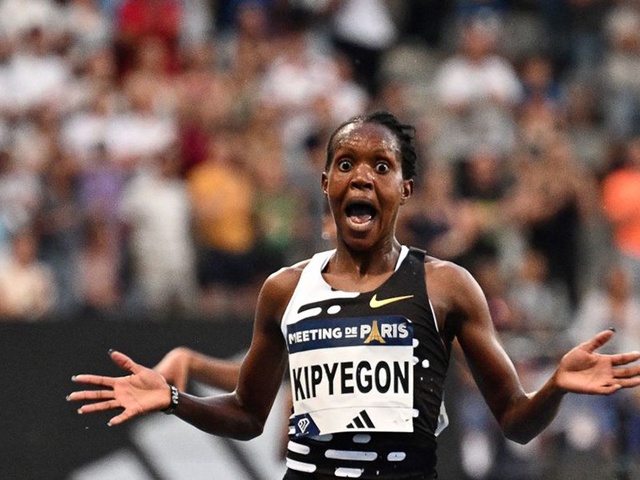 Faith Kipyegon lại phá kỷ lục thế giới chạy 5000m, một tuần sau kỳ tích 1500m