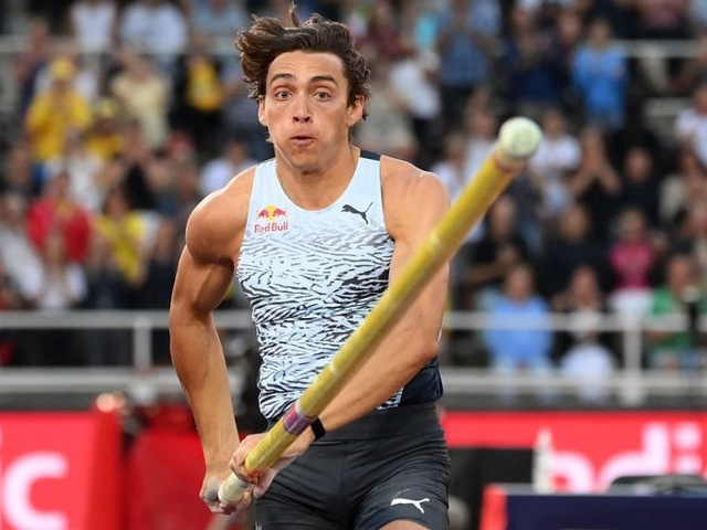 Mondo Duplantis nâng mốc kỷ lục thế giới nhảy sào ngoài trời lên 6m16