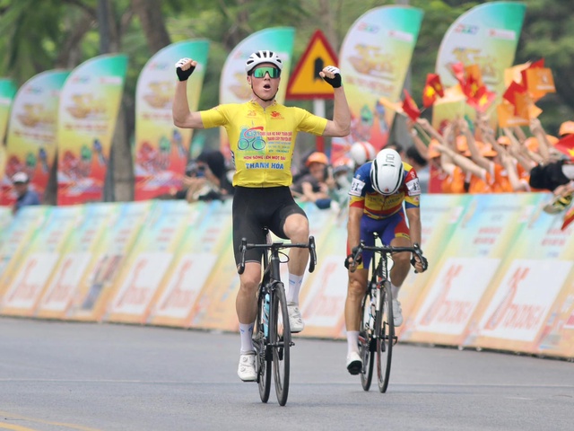 “Gấu Nga” Petr Rikunov nhất chặng lần hai tại cuộc đua xe đạp HTV Cup 2023
