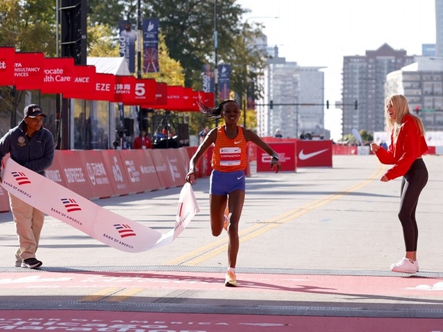 Người phụ nữ thứ hai trong lịch sử chạy marathon dưới 2 giờ 15 phút