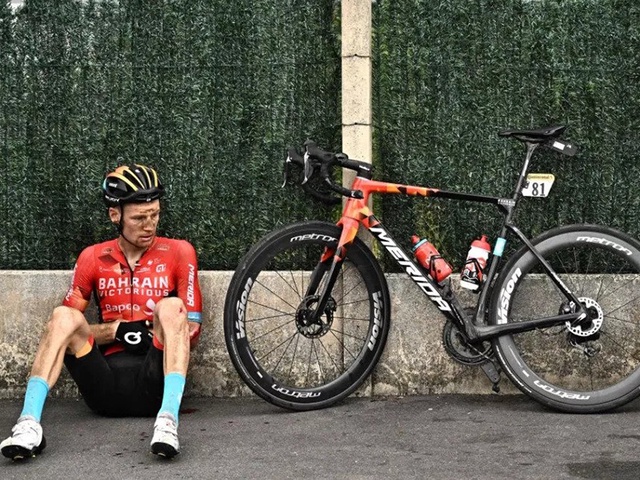 Áo vàng Wout van Aert va chạm với ô tô, chặng 5 Tour de France 2022 diễn ra “hỗn loạn”