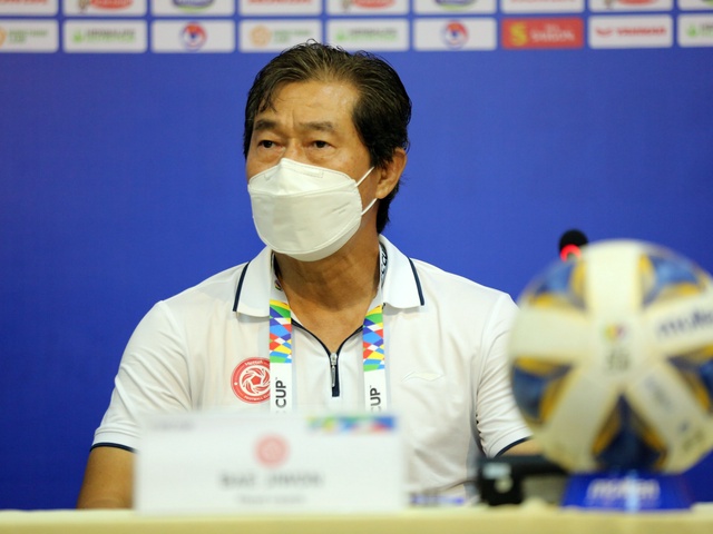 HLV Bae Jiwon phàn nàn công tác trọng tài khi Viettel thua Bình Dương