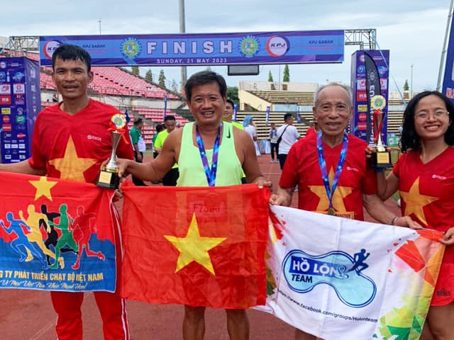 “Tượng đài điền kinh” Bùi Lương 85 tuổi chạy 10km tại Malaysia sau nhiều năm gác giày
