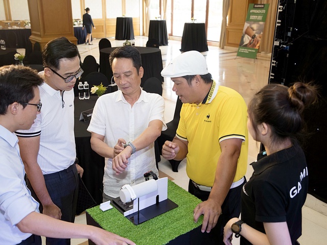 Đồng hồ thông minh dành cho người chơi golf Garmin Approach S70 trình làng