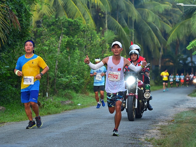 Nhà vô địch SEA Games 31 Hoàng Nguyên Thanh đăng quang Bến Tre Marathon 2022