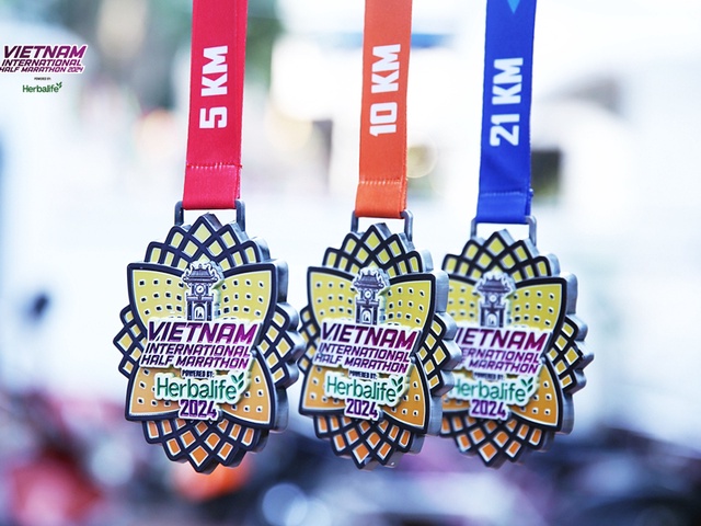Huy chương hoàn thành Giải Bán Marathon Quốc tế Việt Nam 2024 tài trợ bởi Herbalife đã sẵn sàng