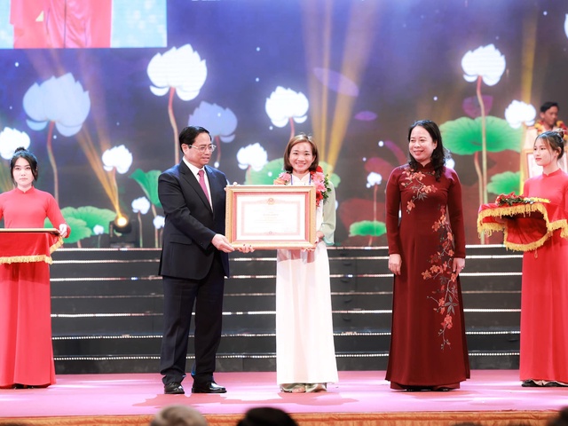 Nguyễn Thị Oanh nhận bằng khen tại Hội nghị biểu dương, tôn vinh điển hình tiên tiến toàn quốc 2023