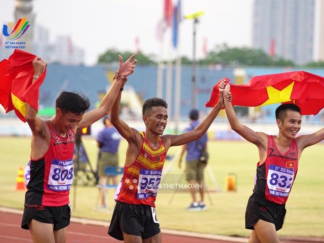 Lê Văn Thao đánh bại người hùng điền kinh Timor Leste tại Đại hội Sinh viên Đông Nam Á