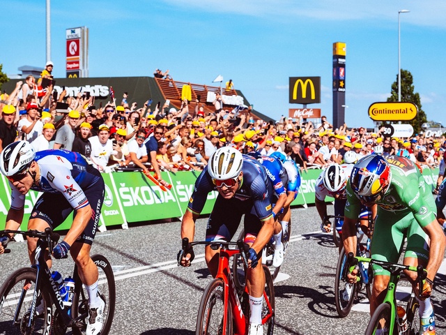 Cua-rơ Hà Lan giành chiến thắng ý nghĩa ở chặng 2 giải xe đạp Tour de France 2022