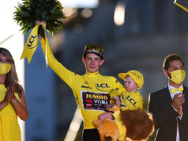 Jonas Vingegaard hạ “vua hai mùa” Tadej Pogacar, giành áo vàng Tour de France 2022