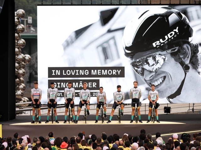 Ra mắt 176 cua-rơ, Tour de France 2023 tưởng nhớ tay đua rơi xuống vực thiệt mạng