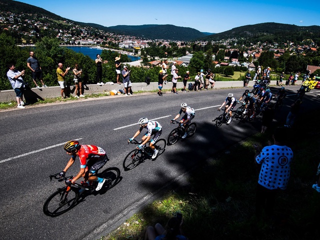 Cua-rơ rút khỏi giải xe đạp Tour de France 2022 vì ngã gãy cổ do va chạm người xem