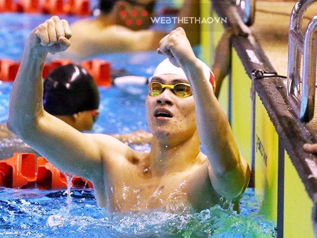 Kình ngư Trần Hưng Nguyên nhận thưởng từ đoàn Quân Đội sau SEA Games 32