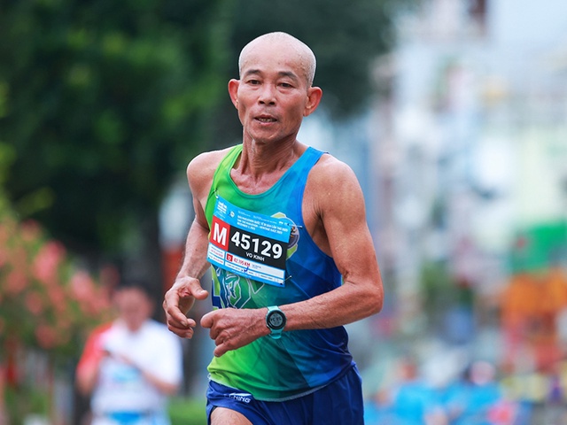 Ông nông dân 63 tuổi gốc Huế 7 ngày chạy hai marathon gần mốc dưới 3 giờ