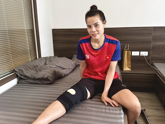 Trung vệ Thúy Nga tổn thương dây chằng sau va chạm trong trận chung kết SEA Games 32