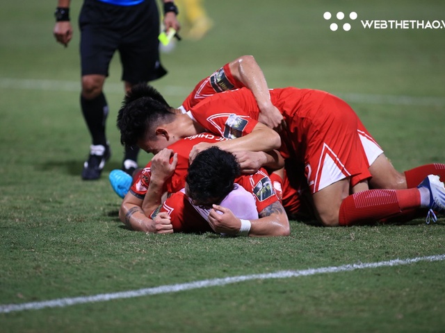 Siêu tiền vệ Hoàng Đức lập hat-trick kiến tạo, Viettel khiến SLNA ôm hận